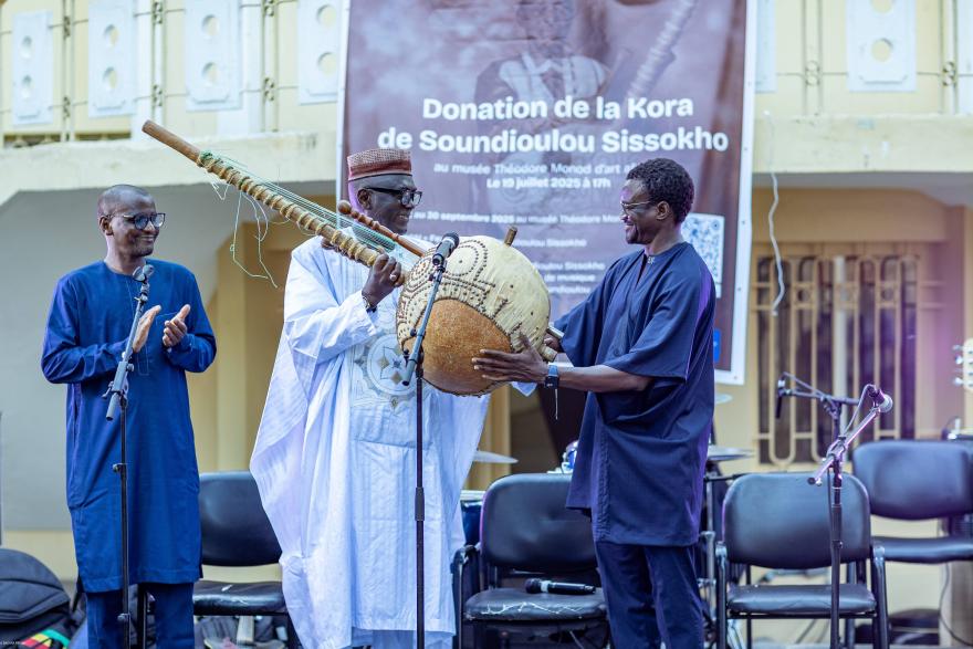 La kora emblématique de Soundioulou Sissokho, légende de la musique sénégalaise a rejoint officiellement les collections du Musée Théodore Monod de l’IFAN. 